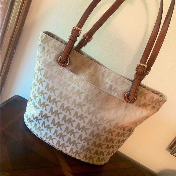 (Sold) Michael Kors Handbag - Picture 3 of 8